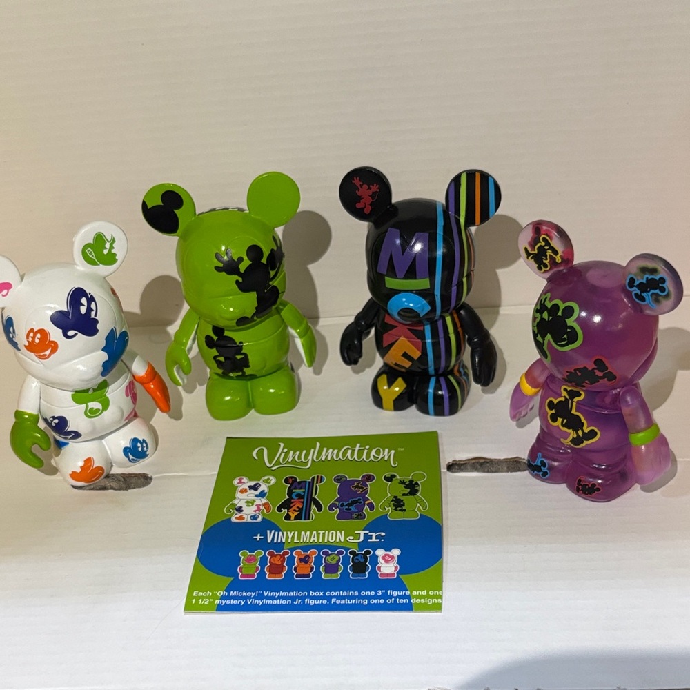 “Oh Mickey!” Disney Vinylmation Collectible Box 3” plus 2 Jr